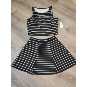 Decree Womens Black and White Athleisu Outfit Large Flare Elastic Waist Crop Top